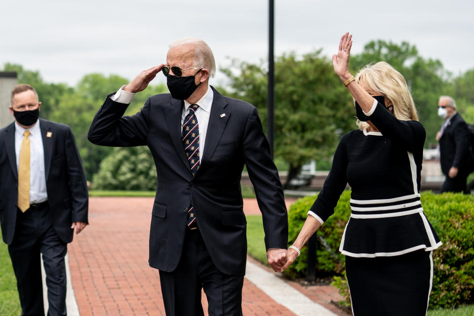 El candidato Joe Biden y su esposa Jill, tras colocar una ofrenda floral en el Día de los Caídos en el Delaware Memorial Bridge Veteran's Memorial Park, en Wilmington, Delaware, el 25 de mayo de 2020. (Erin Schaff/The New York Times)