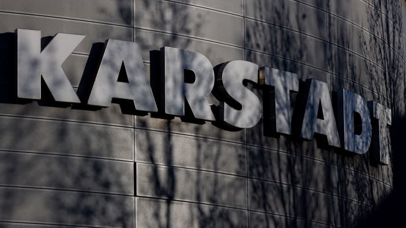 The lettering "Karstadt" can be seen on the Galeria Karstadt Kaufhof department store at Limbecker Platz. The department store chain Galeria Karstadt Kaufhof has filed for insolvency at the Essen district court. This was announced by a company spokesperson in Essen on Tuesday. Rolf Vennenbernd/dpa