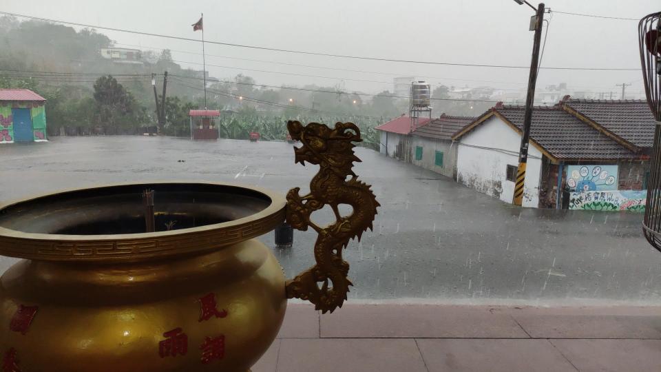 民眾紛紛回報自己居住地的下雨狀況。（圖／翻攝自臉書「台南爆料公社」）
