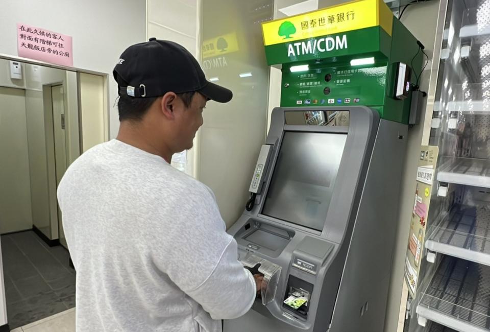 長58公里的南橫公路東段今年1月出現首家超商，日前又裝設ATM，沿線兩個部落開心能趕上提領普發6000元現金。（中央社）