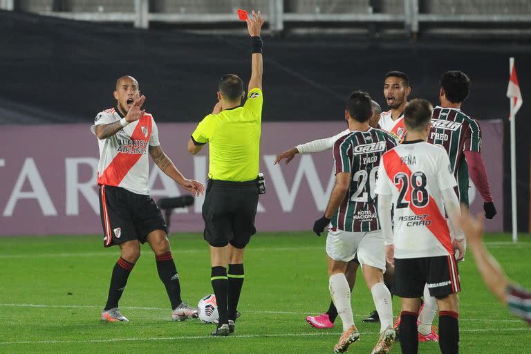 Jonatan Maidana es expulsado durante el partido entre River Plate y Fluminense por Copa Libertadores; por esta acción recibió dos partidos de suspensión