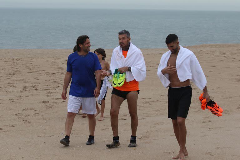 Luego del partido, los jugadores se dieron un chapuzón en el mar