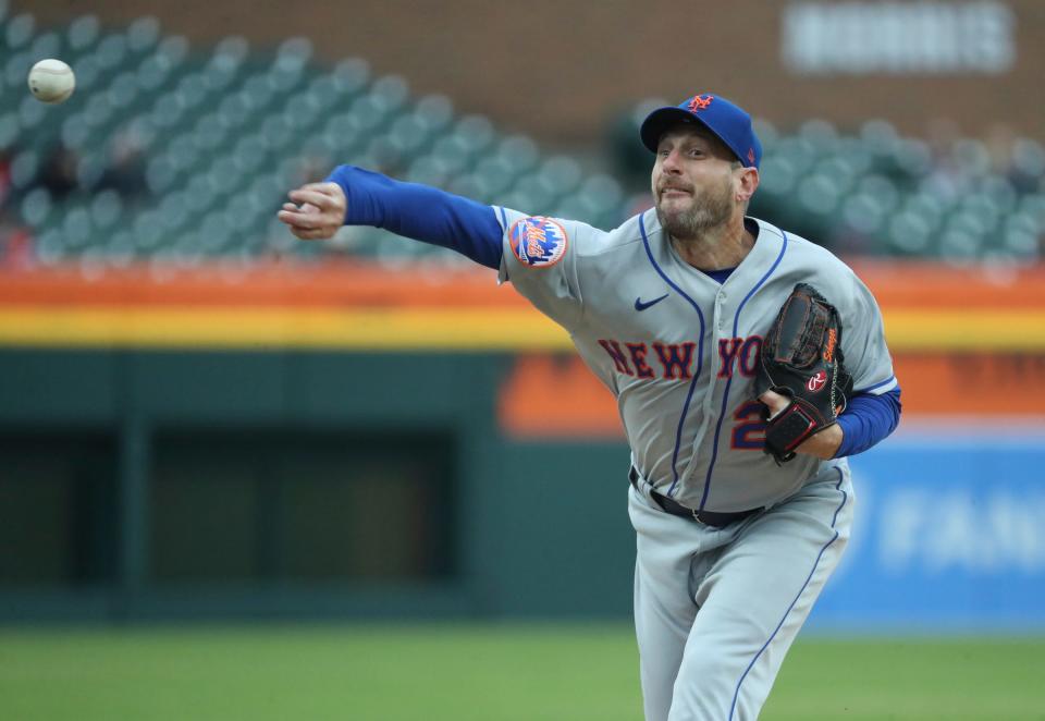 El abridor de los Mets de Nueva York, Max Scherzer (21), lanza contra los Tigres de Detroit durante la acción de la primera entrada en el Juego 2 de una doble cartelera en Comerica Park en Detroit el miércoles 3 de mayo de 2023.