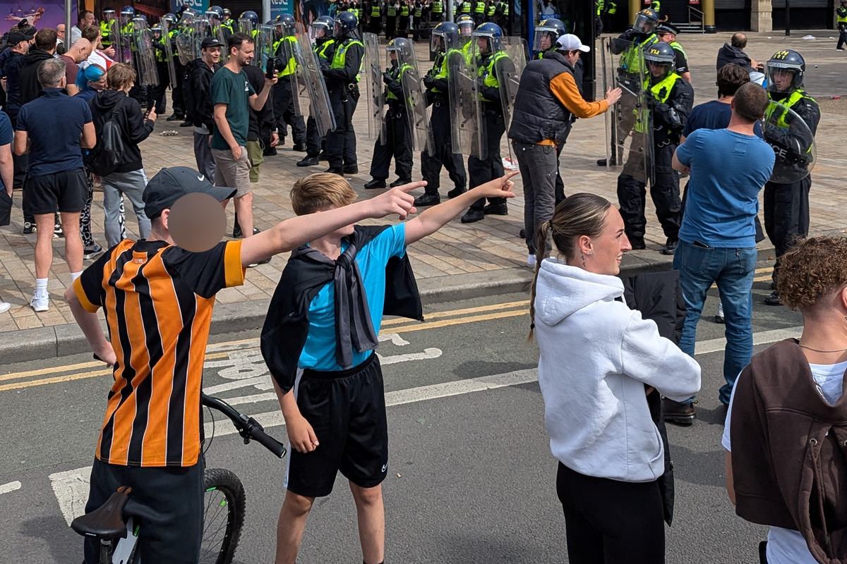 Children are among those taking part in the far-right protests in Hull last weekend  (@funky_nelly/X/Reuters)