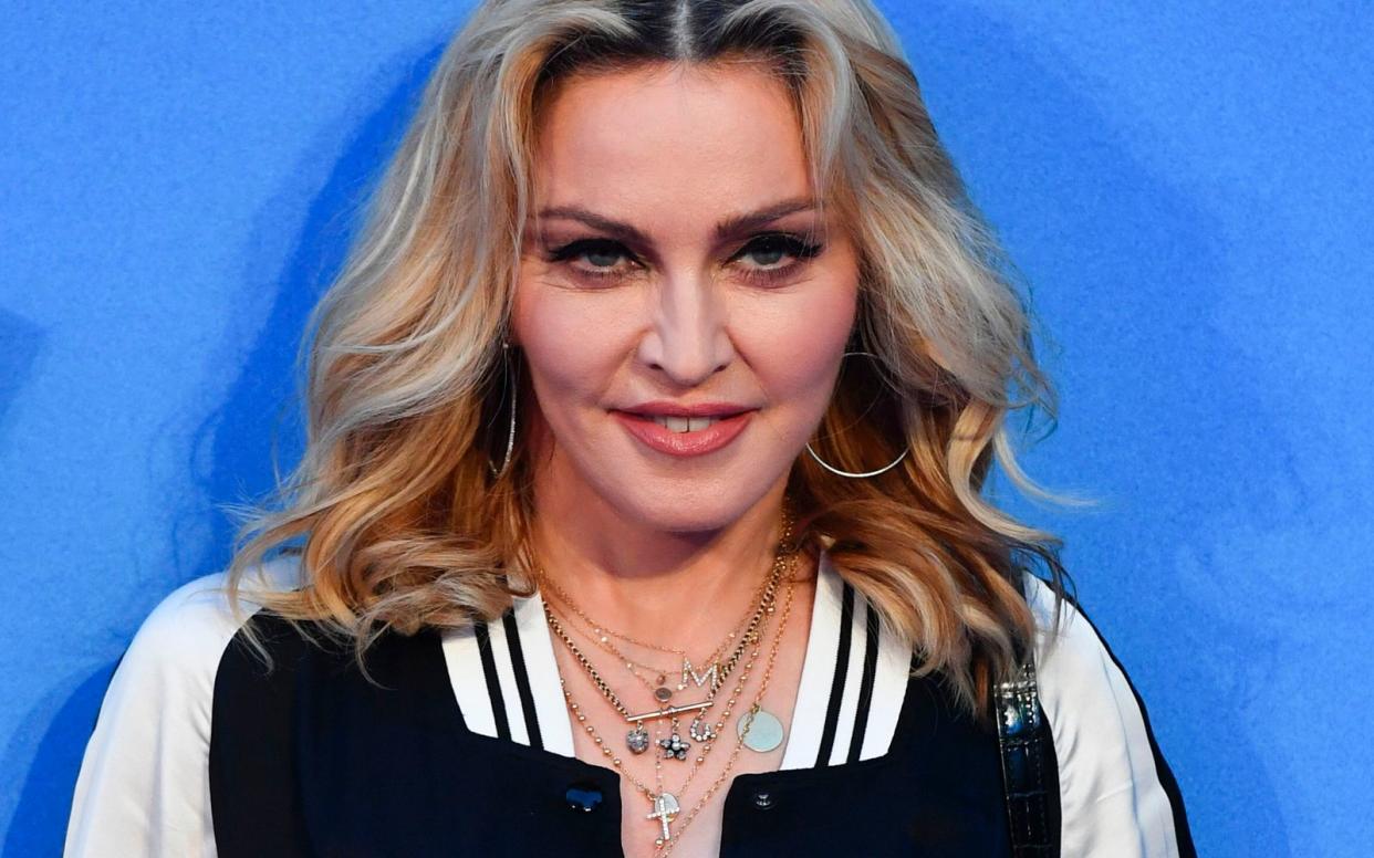 In ihrem neuen Instagram-Post heizte US-Sängerin Madonna ihren Fans ordentlich ein. Die 62-Jährige postete drei Selfies von sich - nur in Unterwäsche bekleidet. (Bild: Getty Images/AFP/Ben Stansall)