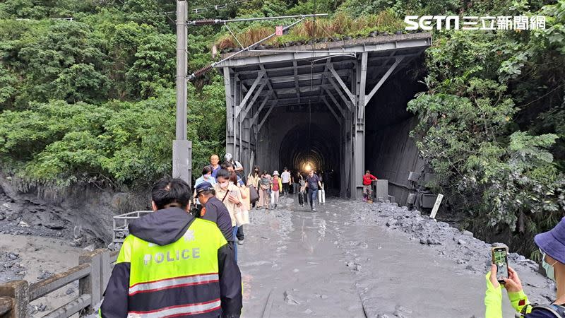 車上旅客被安排搭乘區間車離開現場。