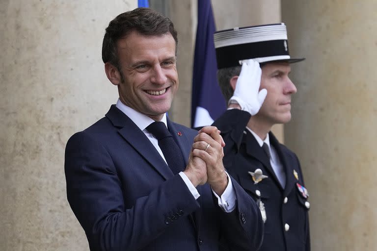 El presidente francés, Emmanuel Macron, hace un gesto mientras espera al presidente serbio, Aleksandar Vucic, el jueves 10 de noviembre de 2022 en el Palacio del Elíseo en París