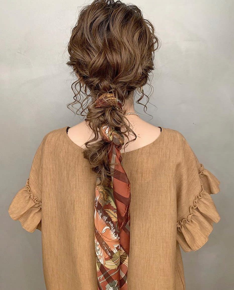 利用髮絲與線條交織的線條打造簡單又相當吸引目光的髮型