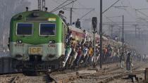 <p>Was für Außenstehende befremdlich wirkt, ist für Inder Alltag. Hunderte Menschen halten sich an der Außenseite eines Zuges fest, als dieser eine Station in Neu Delhi verlässt. (Bild: Prakash Singh/AFP/Getty Images) </p>