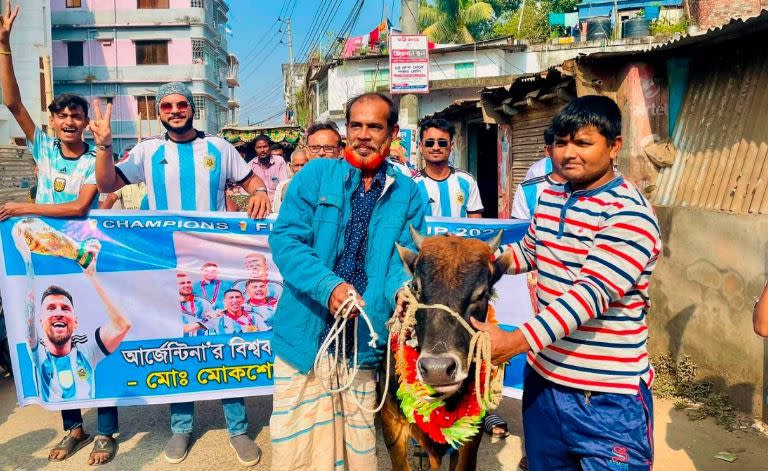 Mokshedul Morshed, vecino de la ciudad de Netrakona, en Bangladesh, prometió comprar una vaca y alimentar al barrio si Argentina ganaba el Mundial y cumplió