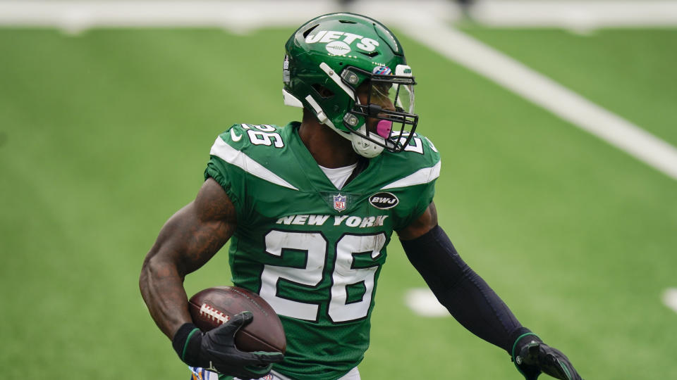 New York Jets running back Le'Veon Bell runs the ball during the first half of an NFL football game against the Arizona Cardinals, Sunday, Oct. 11, 2020, in East Rutherford, N.J. (AP Photo/Seth Wenig)