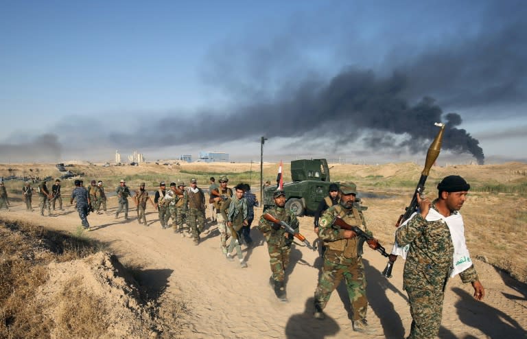 Iraqi pro-government forces advance towards the city of Fallujah on May 23, 2016, as part of a major assault to retake the city from the Islamic State group