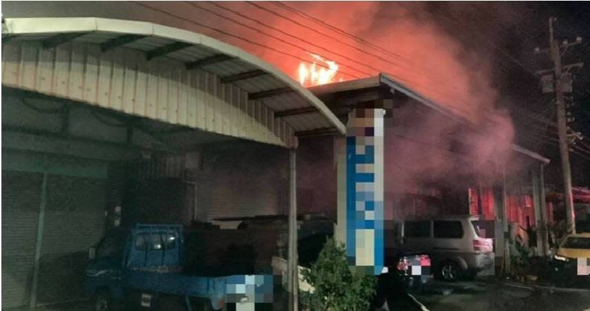 雲林今天凌晨發生火警，2樓鐵皮加蓋的汽修廠燒成火海，1名婦人受困屋內慘被燒成焦屍。（圖／翻攝畫面）