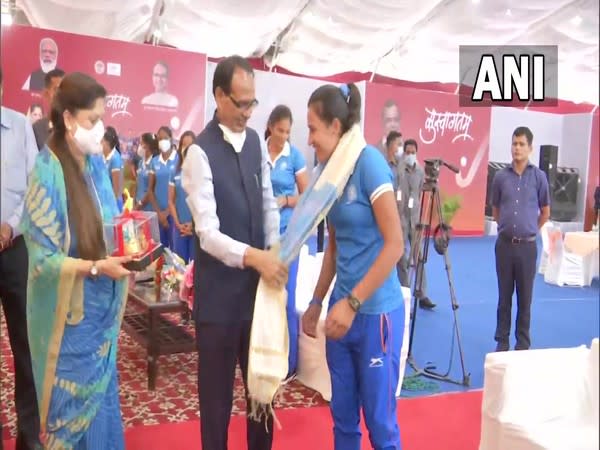 Madhya Pradesh CM Shivraj Singh Chouhan felicitates 2020 Tokyo Olympics women's hockey team (Photo/ANI)