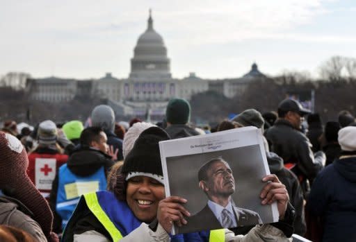 En una jornada gélida pero soleada, el 44º presidente estadounidense Barack Obama celebra el inicio de su mandato con el tradicional juramento al pie del Capitolio, ante centenares de miles de personas en un día frío pero soleado. (AFP | mladen antonov)