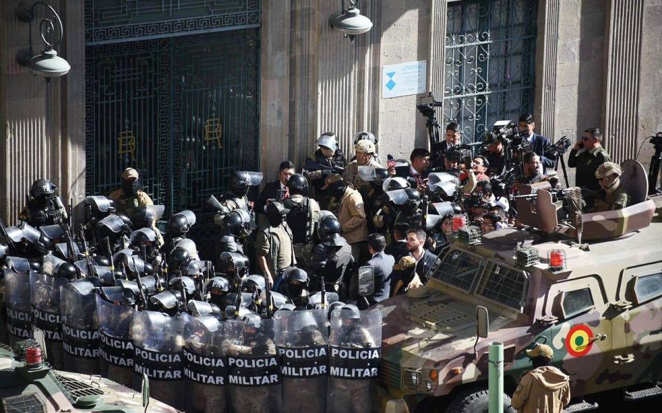 Members of the army break through the main gate of the president's residence