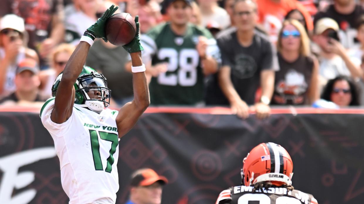  New York Jets' Garrett Wilson catches a ball 