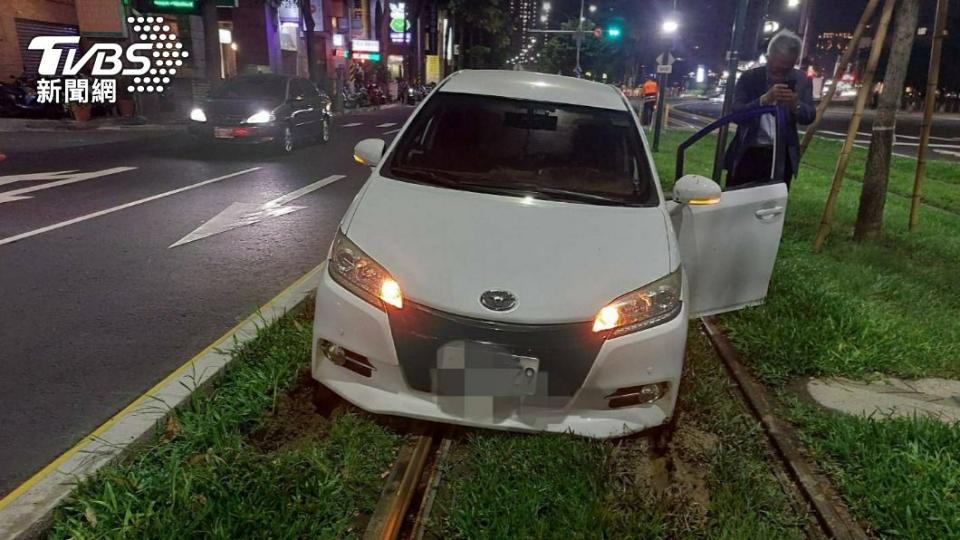 車輛卡在泥濘中無法動彈。（圖／TVBS）