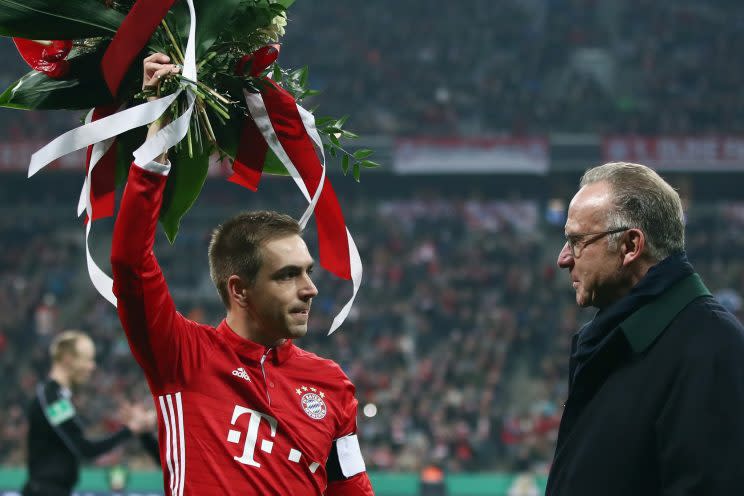 Philipp Lahm wurde vor dem Spiel gegen Wolfsburg von Bayern-Boss Rummenigge für seine 500 Pflichtspiele für den FC Bayern geehrt