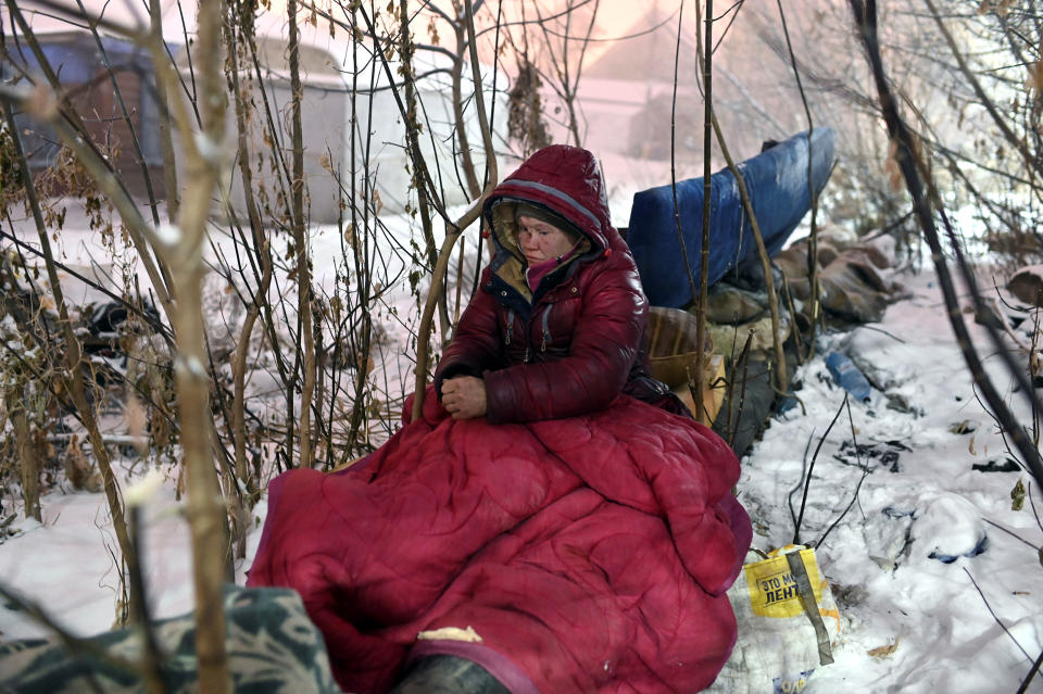 Lyusya Stepanova lleva 27 de sus 44 años en las calles y ahora quiere intentar regresar a la sociedad después de que recientemente fuera hospitalizada con quemaduras graves en todo el cuerpo tras quedarse dormida demasiado cerca de las tuberías en las que se refugiaba. (Foto: Alexey Malgavko / Reuters).