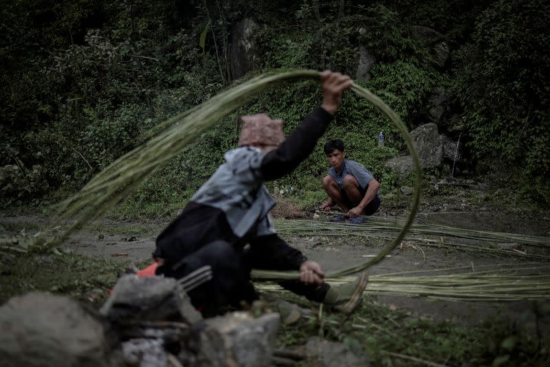 The Wider Image: Nepal's honey gatherers say fewer hives threaten tradition