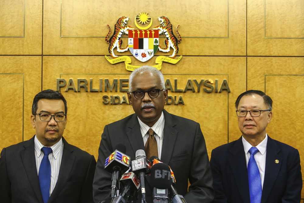 SPAN Chairman Charles Santiago (centre) speaks to reporters during a press conference at Parliament in Kuala Lumpur July 17, 2019. ― Picture by Hari Anggara