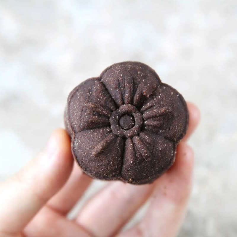 <p>All Purpose Veggies</p><p>If you’re looking to upgrade your mooncakes to the next level, this chocolate hazelnut flavored Chocolate Mooncakes Recipe may be your answer. Made with just 3 ingredients, chocolate hazelnut spread (Nutella or Nutiva), coconut flour, and filling of choice, these delicious chocolate mooncakes take less than 30 minutes to make and bake!</p><p><strong>Get the recipe here: <a href="https://allpurposeveggies.com/10069/3-ingredient-nutella-chocolate-mooncakes-recipe/" rel="nofollow noopener" target="_blank" data-ylk="slk:3-Ingredient Nutella Mooncake;elm:context_link;itc:0;sec:content-canvas" class="link ">3-Ingredient Nutella Mooncake</a></strong></p>