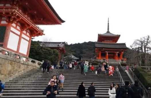 日本京都聚集許多神社佛閣，清水寺是其中最為知名的寺院，也是最熱門的觀光旅遊景點，每天都充滿觀光客。