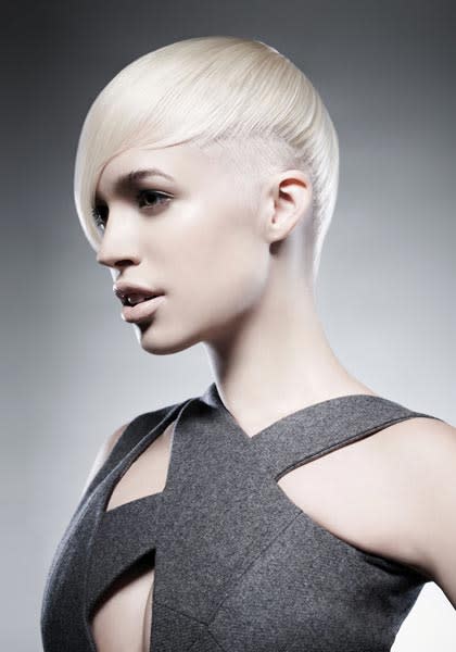 <b>Der asymmetrische Undercut – Schritt 1</b><br><br>Rockig, rockiger, Undercut! Mit dieser Frisur fallen Sie auf jeden Fall auf – und zwar positiv. Damit der coole Look von Paul Mitchell auch nach dem Friseurbesuch sitzt, einfach die Haare nach dem Waschen glatt föhnen und… (Bild: Paul Mitchell)