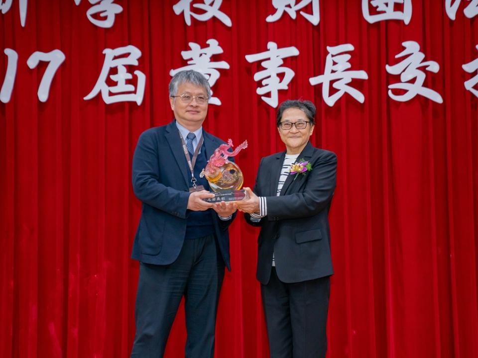 《圖說》明新科大劉國偉校長(左)代表全體師生祝賀新任董事長郝碧蓮接任展現新氣象。（圖／明新科大提供）