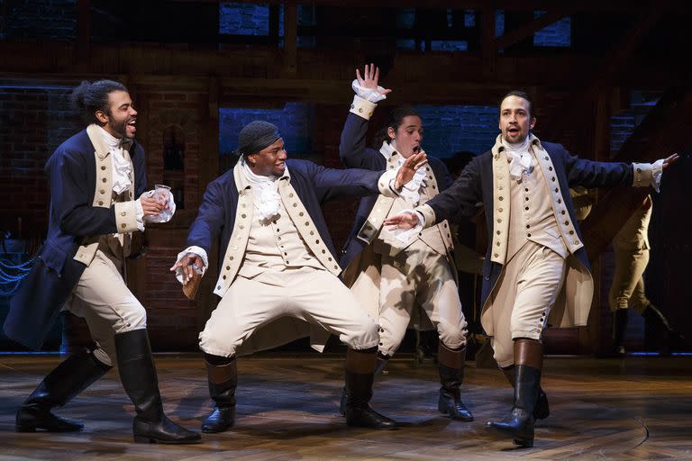 Okieriete Onaodowan, Anthony Ramos y Lin-Manuel Miranda, en el musical Hamilton, filmado en el Richard Rodgers Theatre de Nueva York, ahora por Disney+