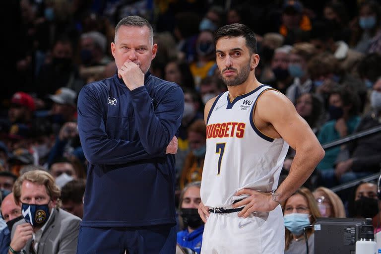 Otros tiempos: el argentino Facundo Campazzo, junto al entrenador Michael Malone