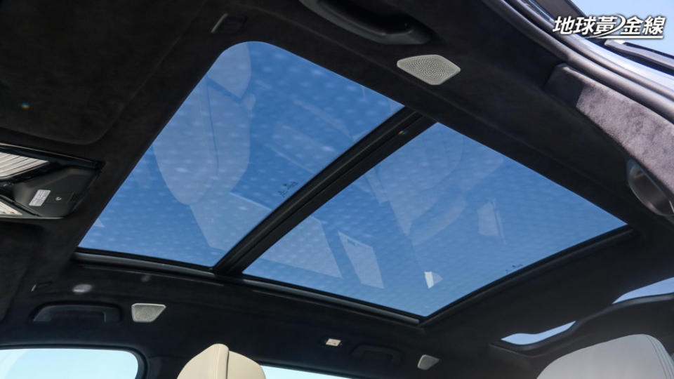 除˙了涵蓋前兩排的全景天窗外，X7第三排也有玻璃車頂。(攝影/ 陳奕宏)