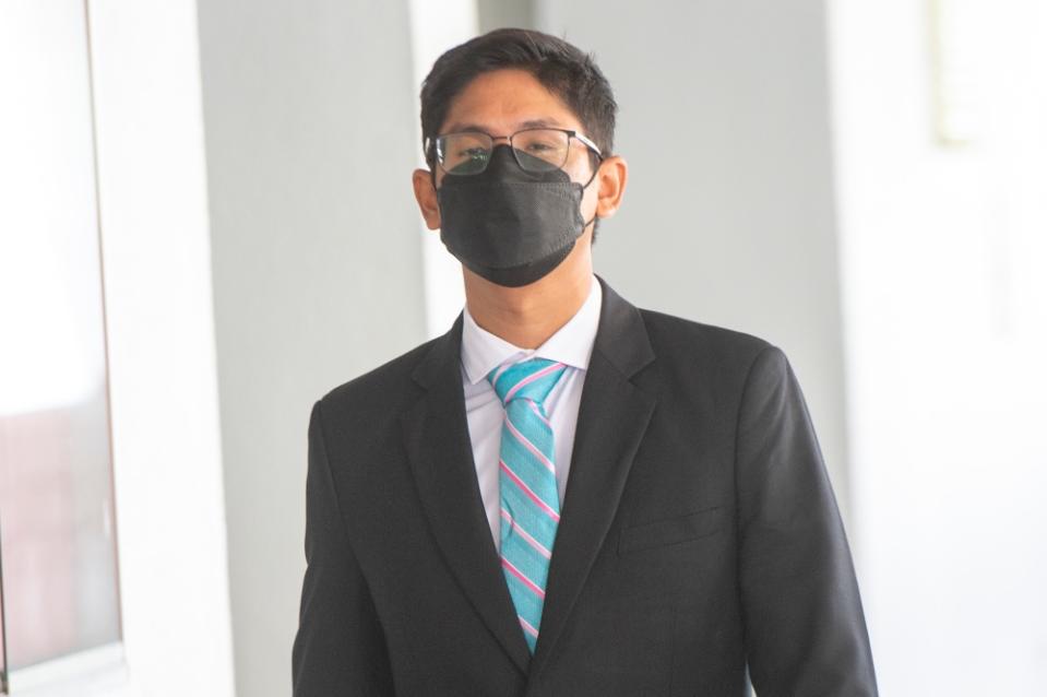 BBank Negara Malaysia analyst Adam Ariff Mohd Roslan is pictured at the Kuala Lumpur High Court Complex on September 20, 2023. ― Picture by Shafwan Zaidon