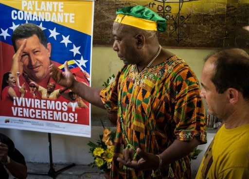 Un santero (i) y el embajador venezolano Antonio Ramírez en un ritual yorubá por Chávez en La Habana el 11 de enero