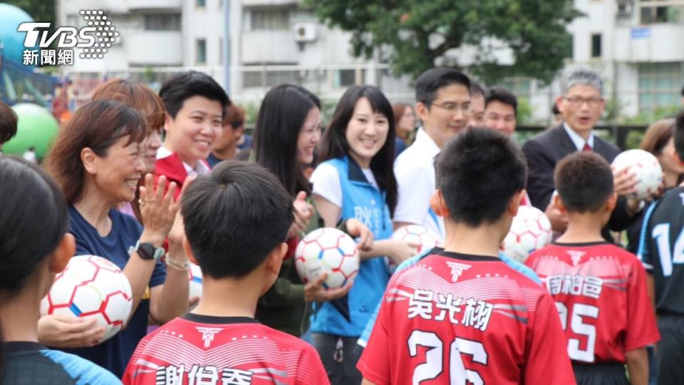 許多議員到場給孩子們鼓勵。（圖／TVBS）