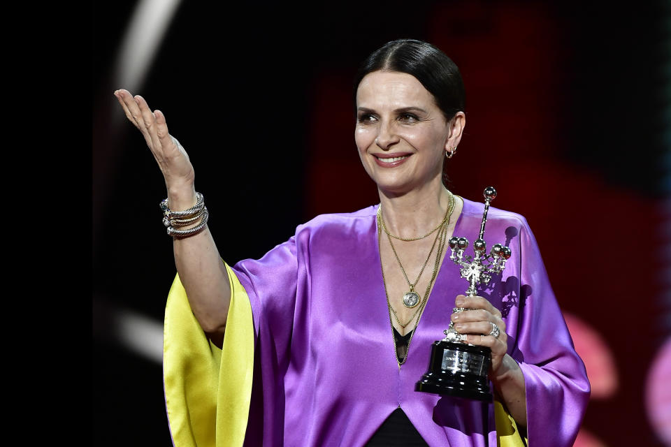 La actriz francesa Juliette Binoche sonríe tras recibir el Premio Donostia por su trayectoria en la 70ª edición del Festival de Cine de San Sebastián en San Sebastián, España, el domingo 18 de septiembre de 2022. (Foto AP/Álvaro Barrientos)