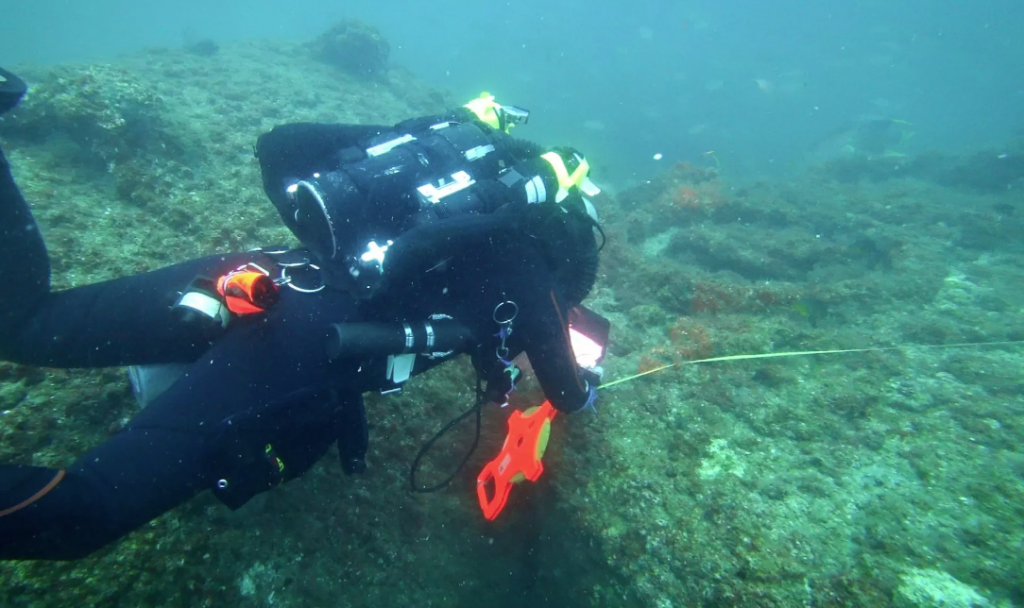 El equipo de investigadores describe el hallazgo del <em>SS</em> <em>Cotopaxi</em> en el primer episodio de la serie “Shipwreck Secrets”. (Foto: Newsweek)