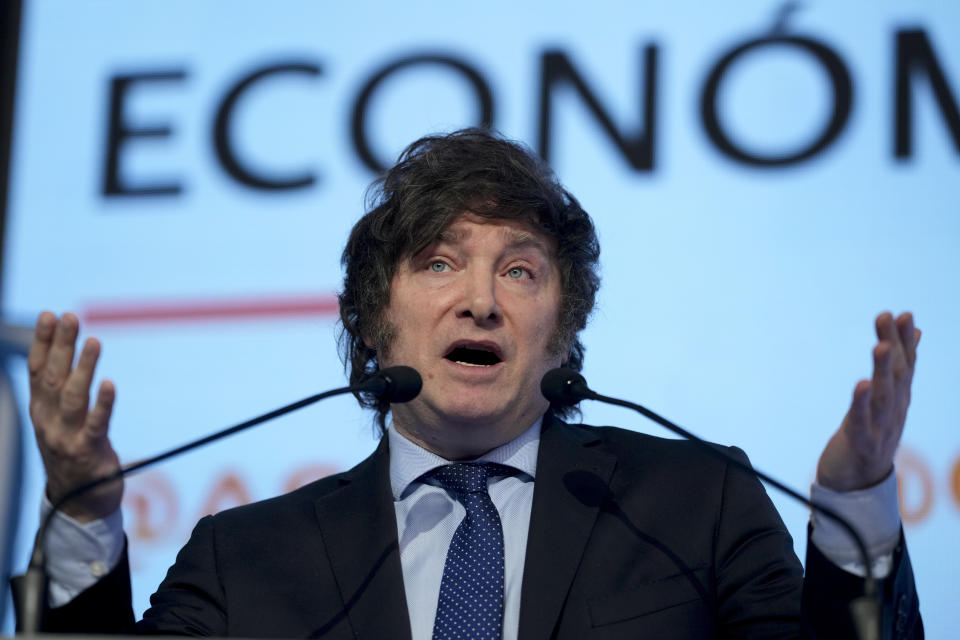 Javier Milei, candidato presidencial de la coalición La Libertad Avanza, se dirige al Consejo de las Américas en Buenos Aires, Argentina, el jueves 24 de agosto de 2023. Las elecciones generales están programadas para el 22 de octubre. (AP Foto/Natacha Pisarenko)