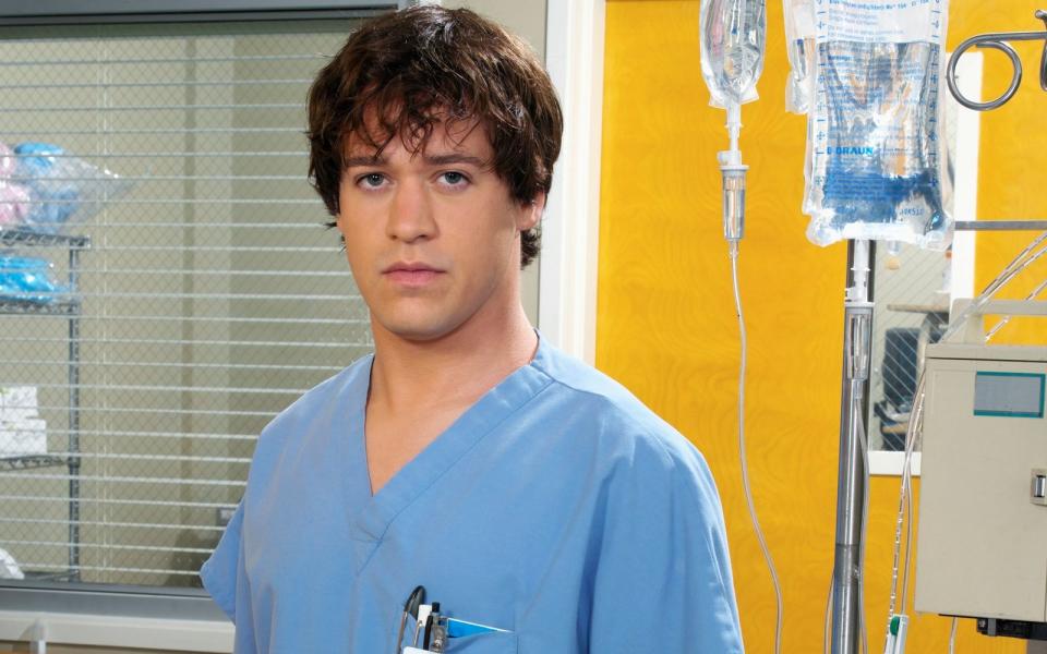 <p>Er starb als Held: Als Dr. George O'Malley (T.R. Knight) eine Frau vor einem auf sie zukommenden Bus rettet und selbst von ihm erfasst wird, wird er ins Seattle Grace eingeliefert, wo man ihn wegen seiner schweren Verletzungen nur Meredith Grey erkennt. Letztlich wird er - nach einem staffelübergreifenden Cliffhanger - für hirntot erklärt. (Bild: Frank Ockenfels/Walt Disney Television via Getty Images)</p> 