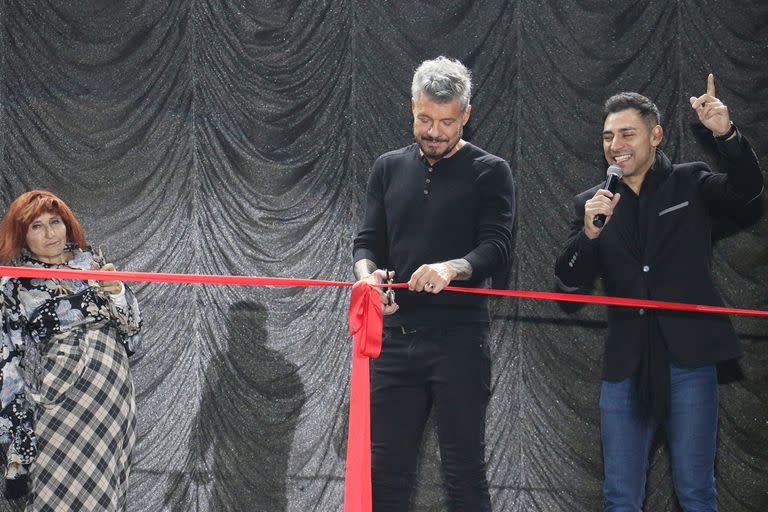 Marcelo Tinelli, junto al maestro de ceremonias del espectáculo y Gladys Florimonte, cortando la tradicional cinta roja propia de cada inauguración