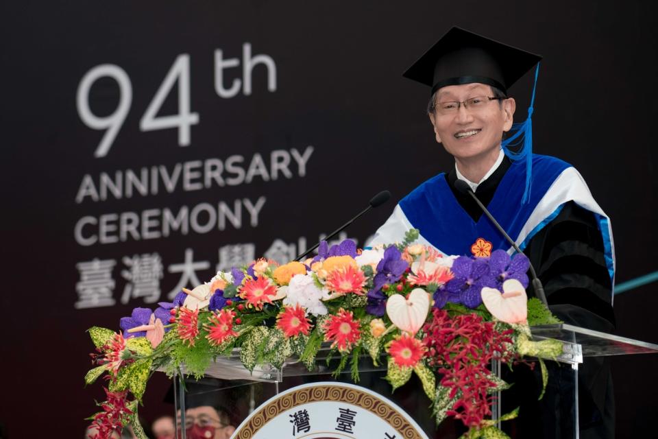 台大創校94年，華碩董事長施崇棠獲頒名譽博士。圖／華碩提供