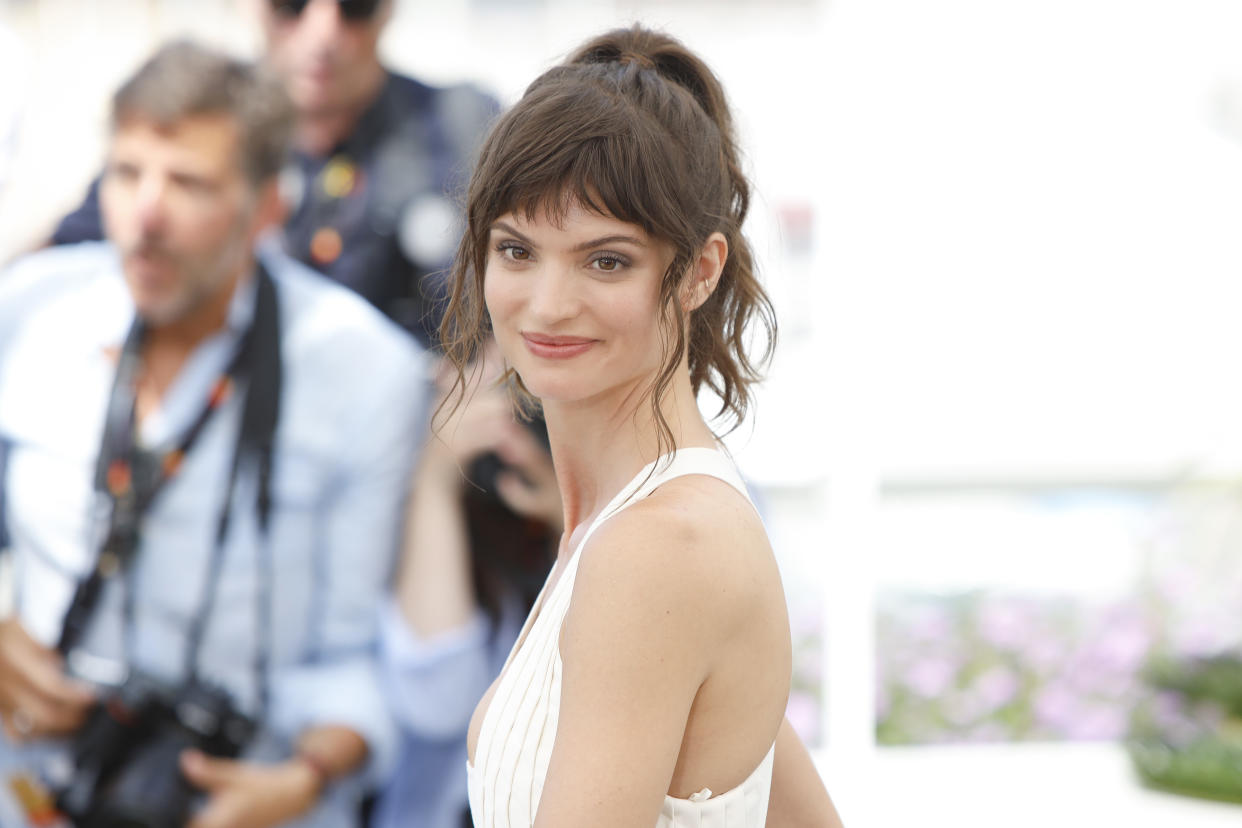 Charlbi Dean en el Festival de Cannes este año. (Photo by Laurent KOFFEL/Gamma-Rapho via Getty Images)