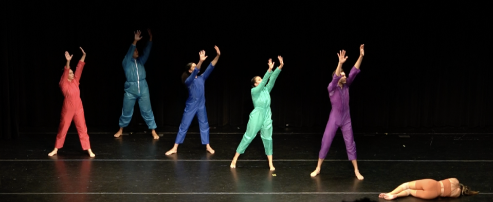 Los bailarines de Dance NOW! Miami en “Open Book” de Daniel Lewis. De izquierda a derecha, Amanda Davis, Jean Da Silva, David Jewett, Julia Faris, Austin Duclos y Rae Wilcoxson.