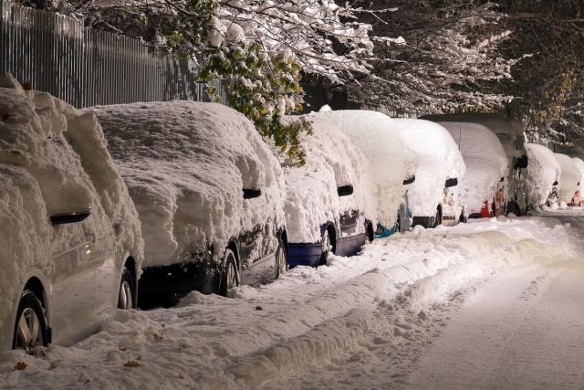 La neige recouvre son pare-brise et obstrue sa visibilité, l