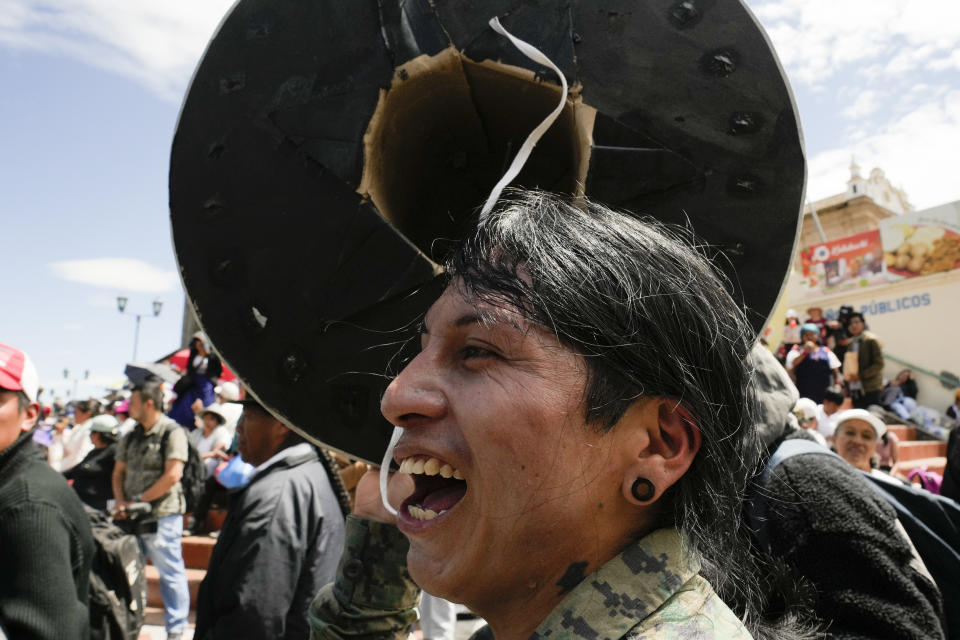 Un hombre sonríe durante una ceremonia en honor al dios indígena inca del Sol durante el Inti Raymi, el el Festival del Sol, en una plaza en Cotacachi, Ecuador, el lunes 24 de junio de 2024. (AP Foto/Dolores Ochoa)