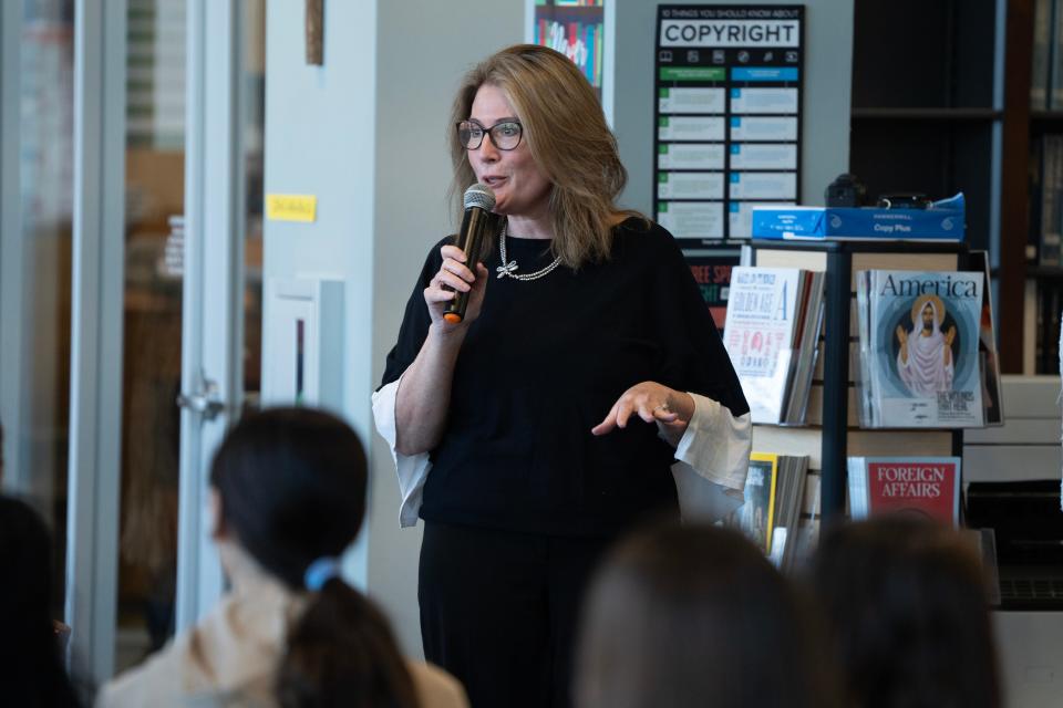 New Jersey State Senator Holly Schepisi addressed the yeshiva and Catholic school girls at the March 25 event.