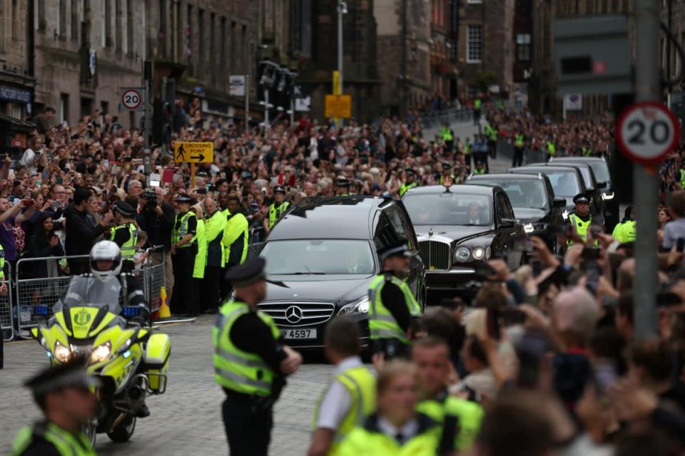 Crowds packed into Edinburgh’s Royal Mile to see the hearse carrying the Queen. (Carl Recine/PA)