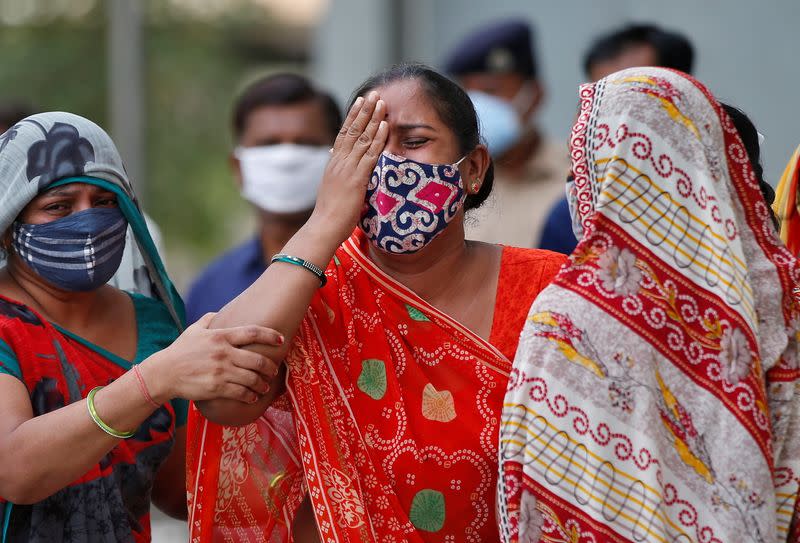 Una mujer llora tras la muerte de su marido a causa de la enfermedad del coronavirus (COVID-19) a las puertas del depósito de cadáveres de un hospital en Ahmedabad, India.