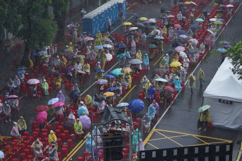 青鳥行動支持者雨中聽演說（1） 對流雲系發展旺盛，21日午後台北市下起傾盆大雨， 於立法院外集結參與「青鳥行動」的民眾在雨中仍不 減熱情，穿雨衣、撐傘聆聽台上宣講。 中央社記者徐肇昌攝  113年6月21日 